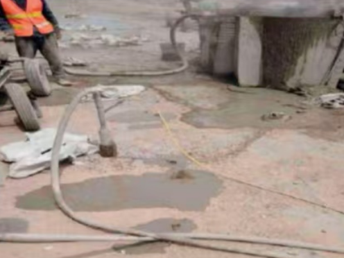 云县水泥混凝土路面板底注浆技术 路面脱空注浆整治方案
