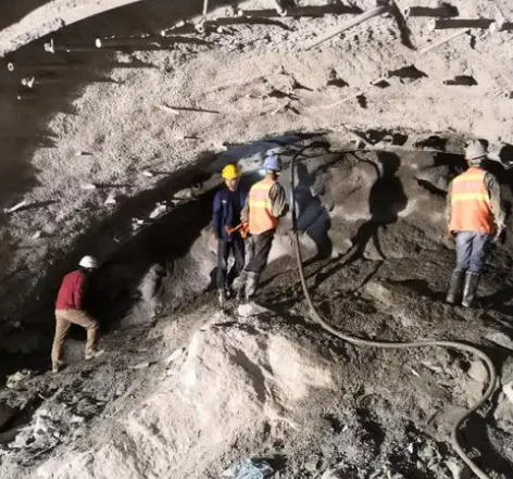 云县拱顶带模注浆料的施工流程及注意事项